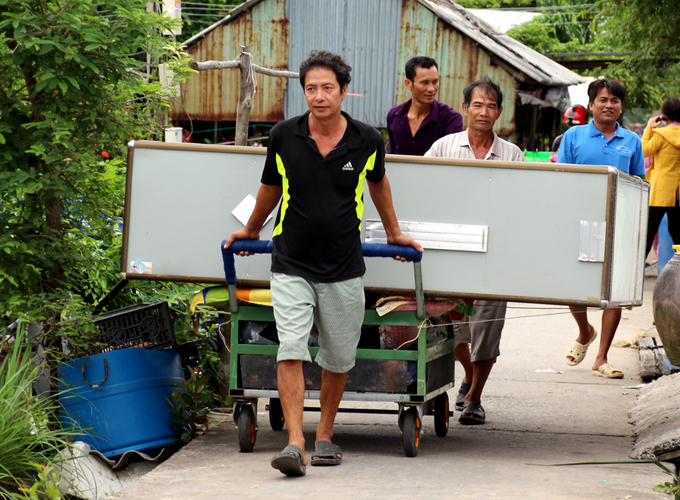 Người dân Cà Mau xuống ghe di tản trước giờ bão Tembin đổ bộ